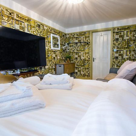 Deluxe 2 Bed Versace Bungalow Hot Tub, Sky Tv, Cinema Screen 새프런월든 외부 사진