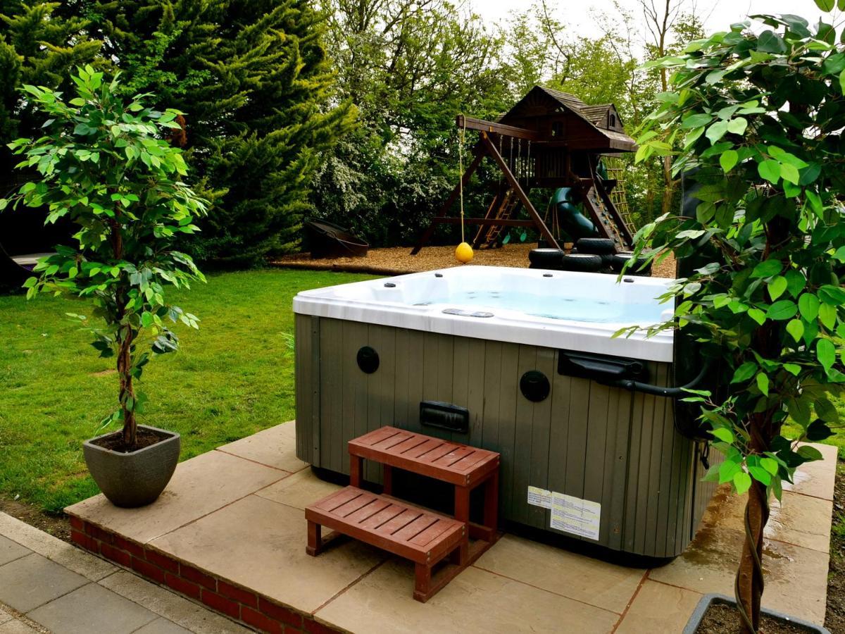 Deluxe 2 Bed Versace Bungalow Hot Tub, Sky Tv, Cinema Screen 새프런월든 외부 사진
