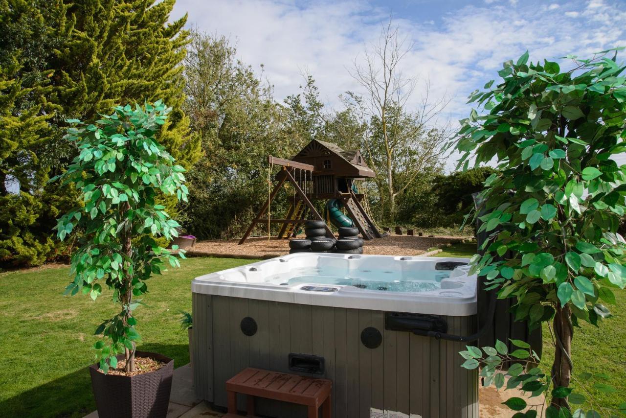 Deluxe 2 Bed Versace Bungalow Hot Tub, Sky Tv, Cinema Screen 새프런월든 외부 사진