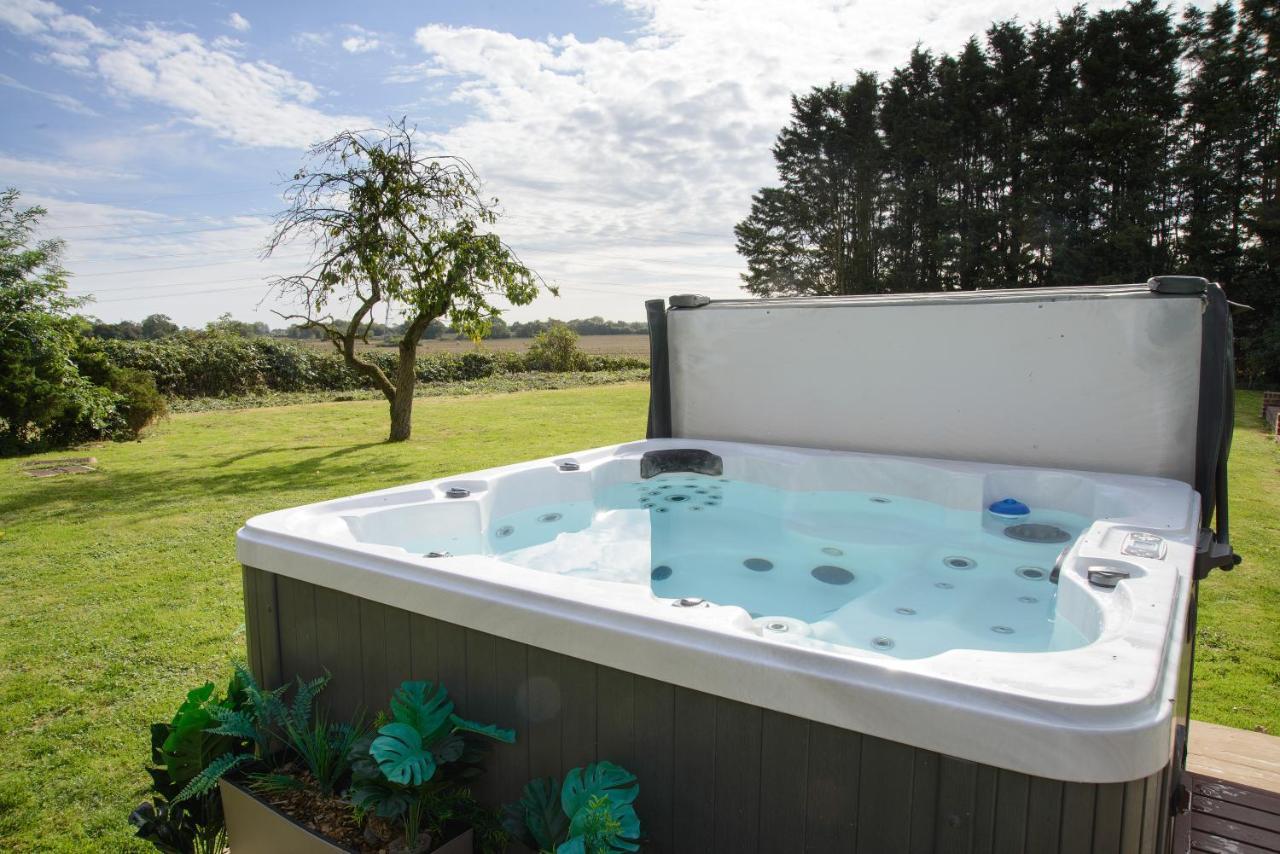 Deluxe 2 Bed Versace Bungalow Hot Tub, Sky Tv, Cinema Screen 새프런월든 외부 사진