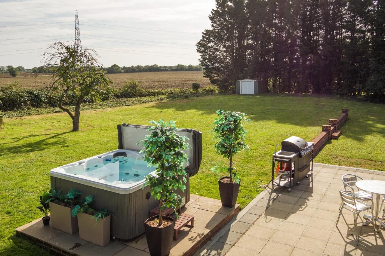 Deluxe 2 Bed Versace Bungalow Hot Tub, Sky Tv, Cinema Screen 새프런월든 외부 사진