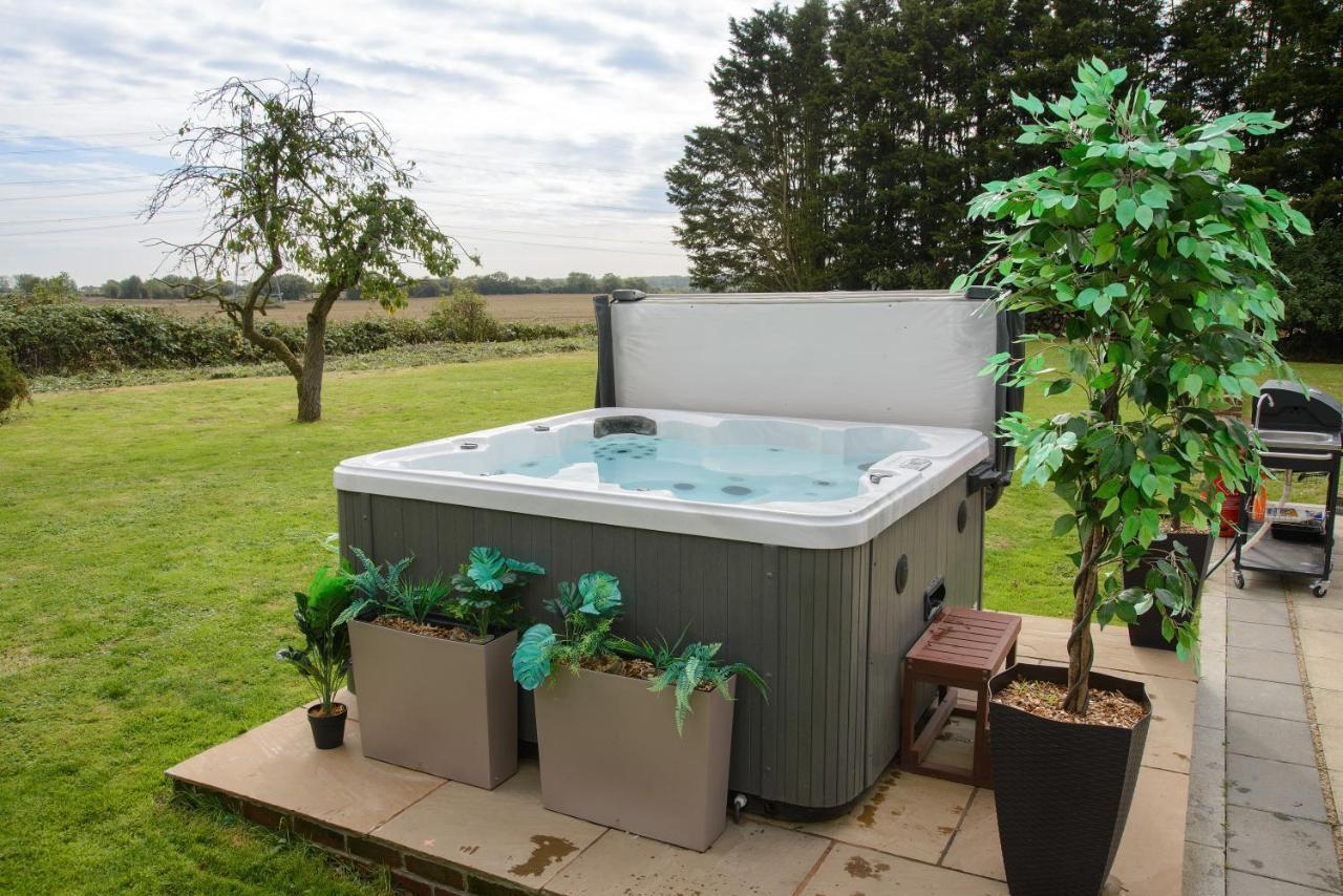 Deluxe 2 Bed Versace Bungalow Hot Tub, Sky Tv, Cinema Screen 새프런월든 외부 사진