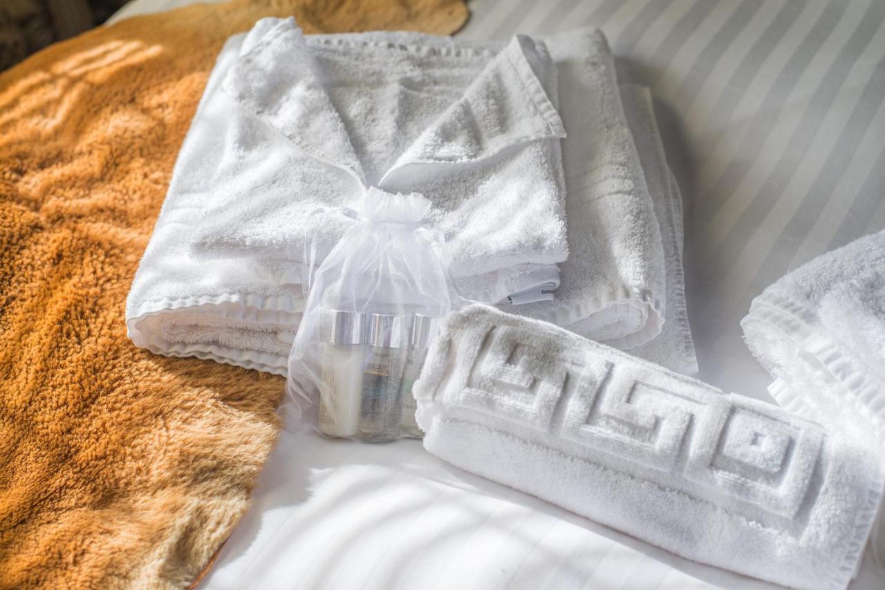Deluxe 2 Bed Versace Bungalow Hot Tub, Sky Tv, Cinema Screen 새프런월든 외부 사진