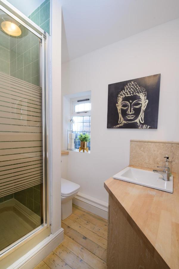 Deluxe 2 Bed Versace Bungalow Hot Tub, Sky Tv, Cinema Screen 새프런월든 외부 사진