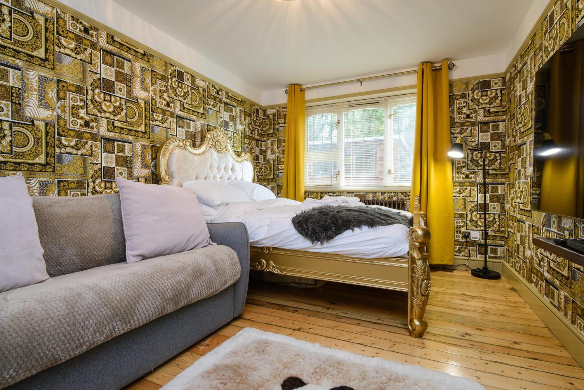 Deluxe 2 Bed Versace Bungalow Hot Tub, Sky Tv, Cinema Screen 새프런월든 외부 사진